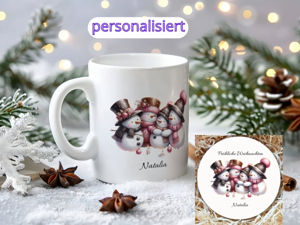 Personalisierte Weihnachtstasse mit drei lächelnden Schneemännern in Winterkleidung und dem Namen 'Natalia' darunter. Perfektes Weihnachtsgeschenk, individuell gestaltbar mit Namen. Im Hintergrund weihnachtliche Dekorationen.